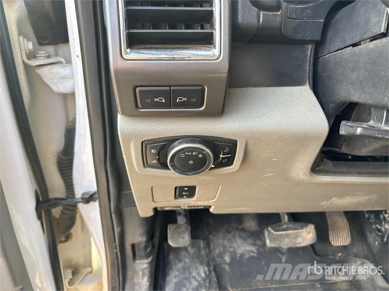 Ford F-350 XLT 4x4 Crew Cab Pickup Iné