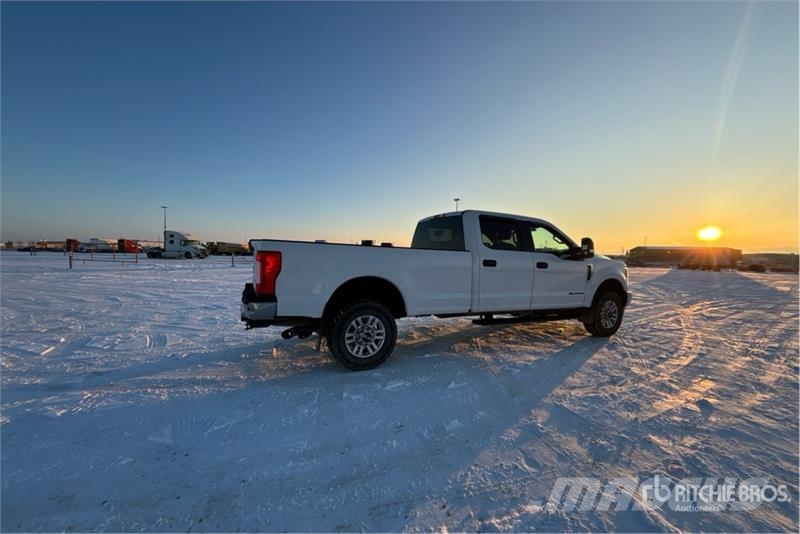 Ford F-350 XLT 4x4 Crew Cab Pickup Muu