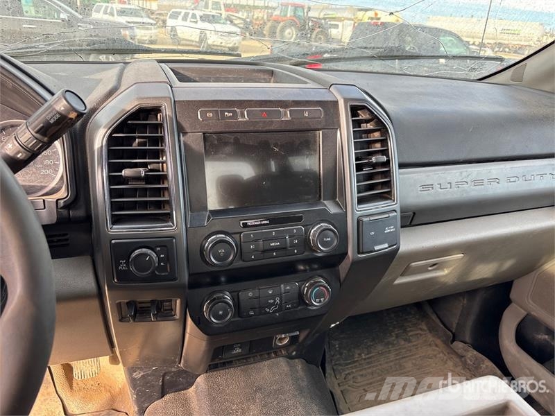 Ford F-350 XLT 4x4 Crew Cab Pickup (Inoperable) Övriga bilar