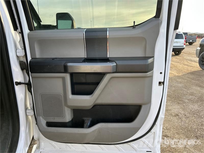 Ford F-350 XLT 4x4 Crew Cab Pickup أخرى