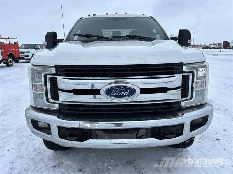 Ford F-350 XLT 4x4 Crew Cab Pickup Ostalo