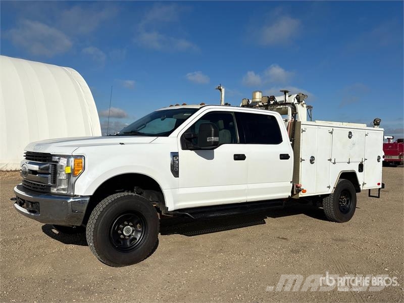 Ford F-350 XLT 4x4 Crew Cab Utility Truck Пікапи / Бічне розвантаження