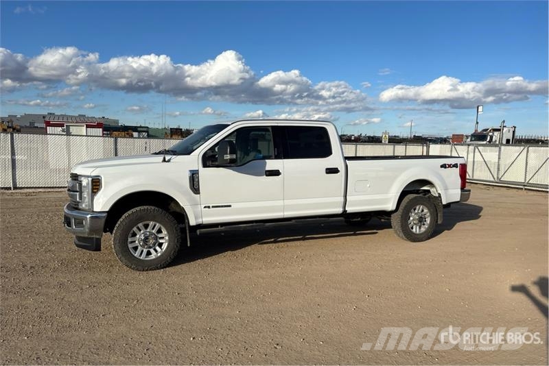 Ford F-350 XLT 4x4 Crew Cab Pickup Other