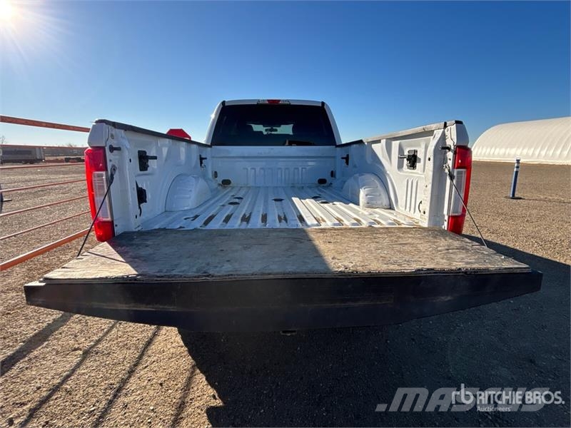 Ford F-350 XLT 4x4 Crew Cab Pickup Ostalo