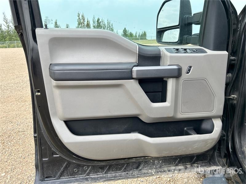 Ford F-350 XLT 4x4 Crew Cab Pickup Egyéb