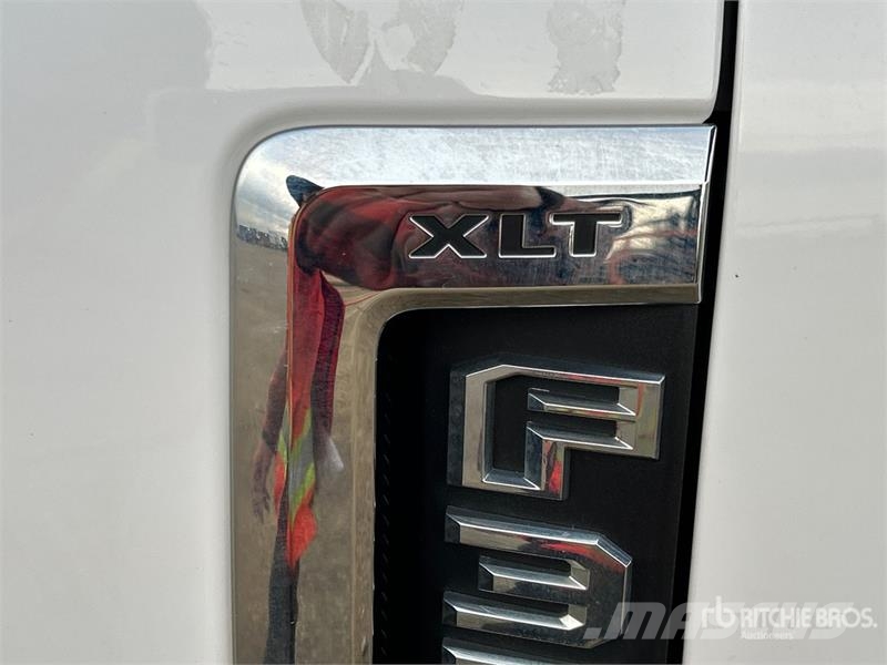 Ford F-350 XLT 4x4 Crew Cab Pickup Egyéb