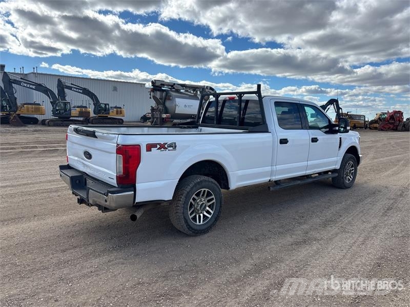 Ford F-350 XLT 4x4 Crew Cab Pickup Other