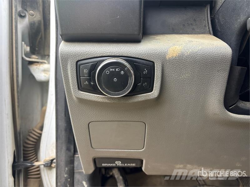 Ford F-350 XLT 4x4 Crew Cab Pickup (Inoperable) Muu