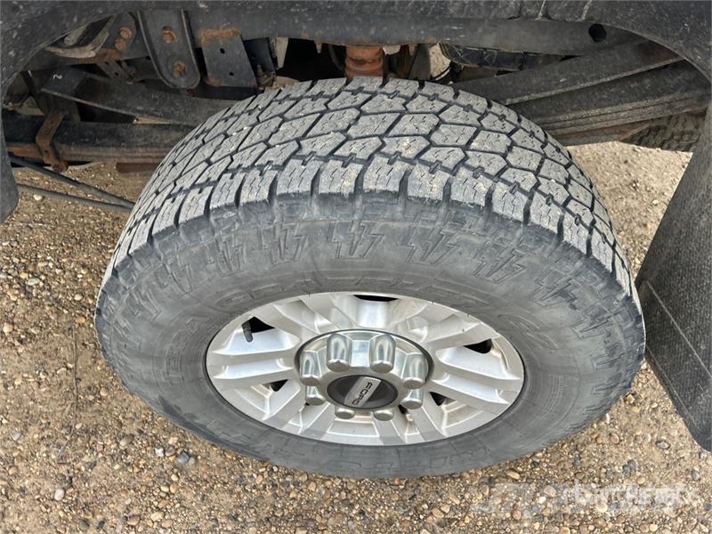 Ford F-350 XLT 4x4 Crew Cab Pickup Egyéb