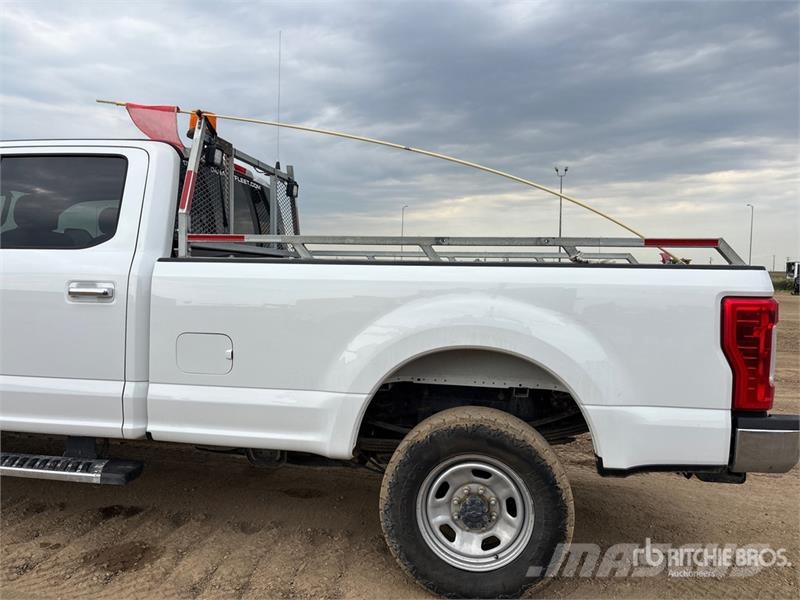 Ford F-350 XLT 4x4 Crew Cab Pickup Ostalo