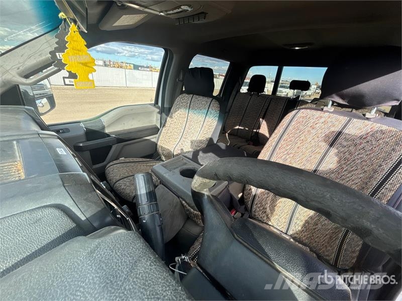 Ford F-350 XLT 4x4 Crew Cab Pickup Iné