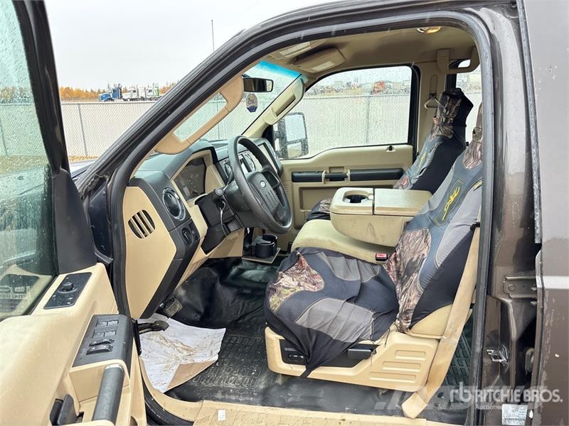 Ford F-350 XLT 4x4 Crew Cab Pickup Andre varebiler