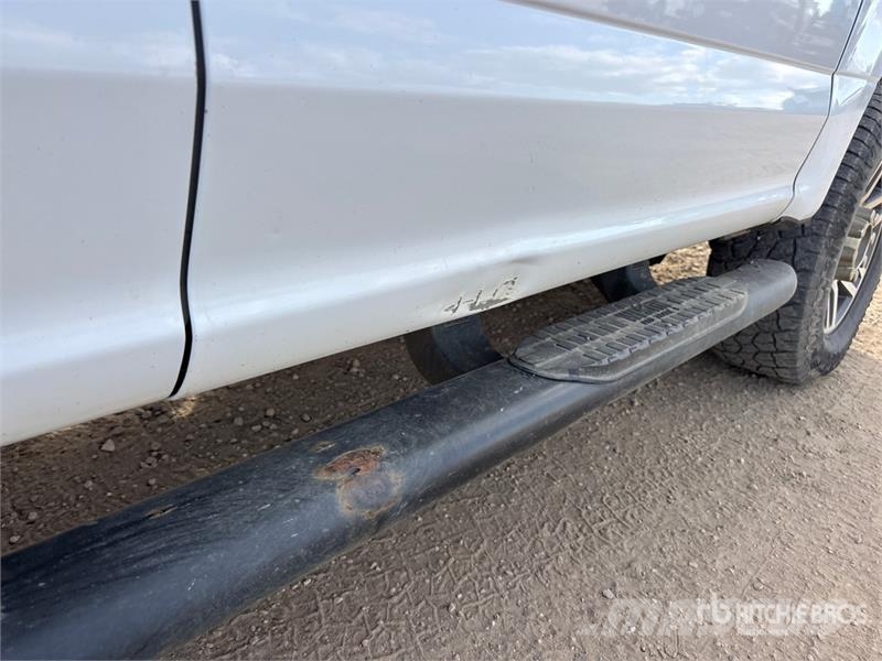 Ford F-350 XLT 4x4 Crew Cab Pickup Iné