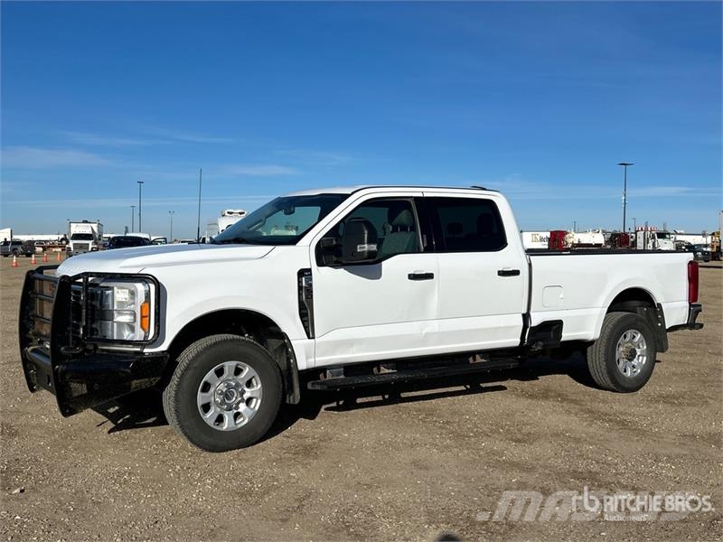 Ford F-350 XLT 4x4 Crew Cab Pickup أخرى