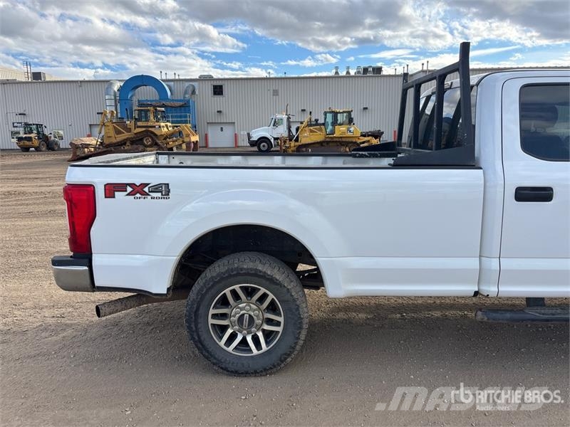 Ford F-350 XLT 4x4 Crew Cab Pickup Iné