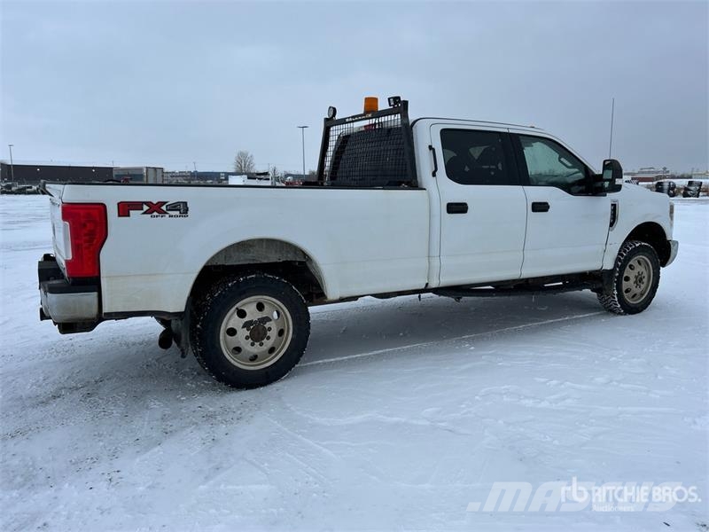 Ford F-350 XLT 4x4 Crew Cab Pickup Ostalo