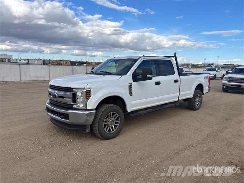 Ford F-350 XLT 4x4 Crew Cab Pickup Iné
