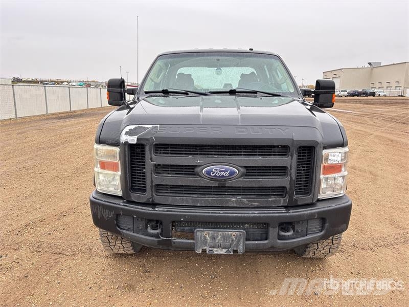 Ford F-350 XLT 4x4 Crew Cab Pickup Andre varebiler