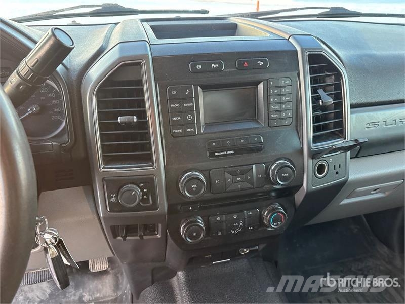 Ford F-350 XLT 4x4 Crew Cab Pickup Muu