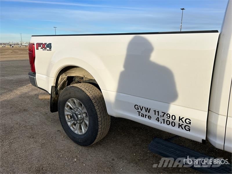 Ford F-350 XLT 4x4 Crew Cab Pickup أخرى