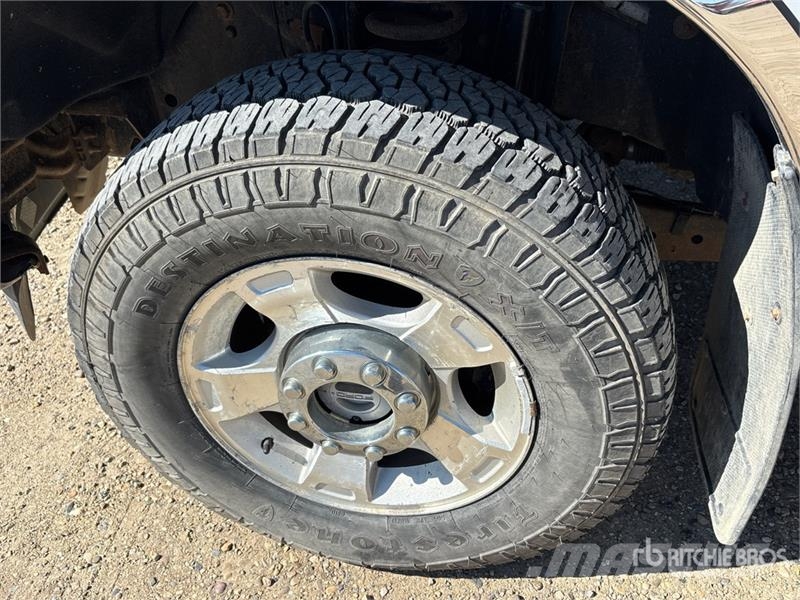 Ford F-350 XLT 4x4 Crew Cab Pickup Kita