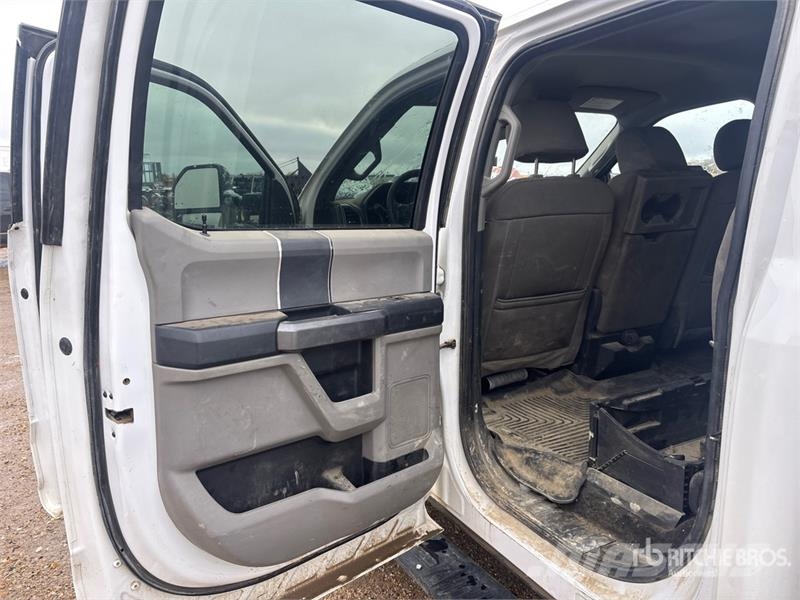 Ford F-350 XLT 4x4 Crew Cab Pickup (Inoperable) Muu