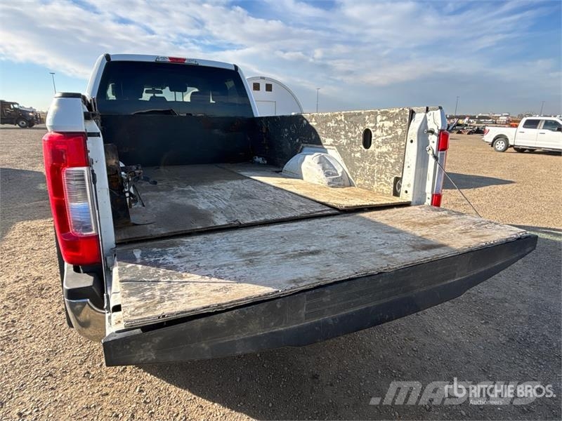 Ford F-350 XLT 4x4 Crew Cab Pickup Ostalo