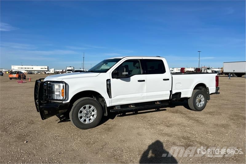 Ford F-350 XLT 4x4 Crew Cab Pickup أخرى