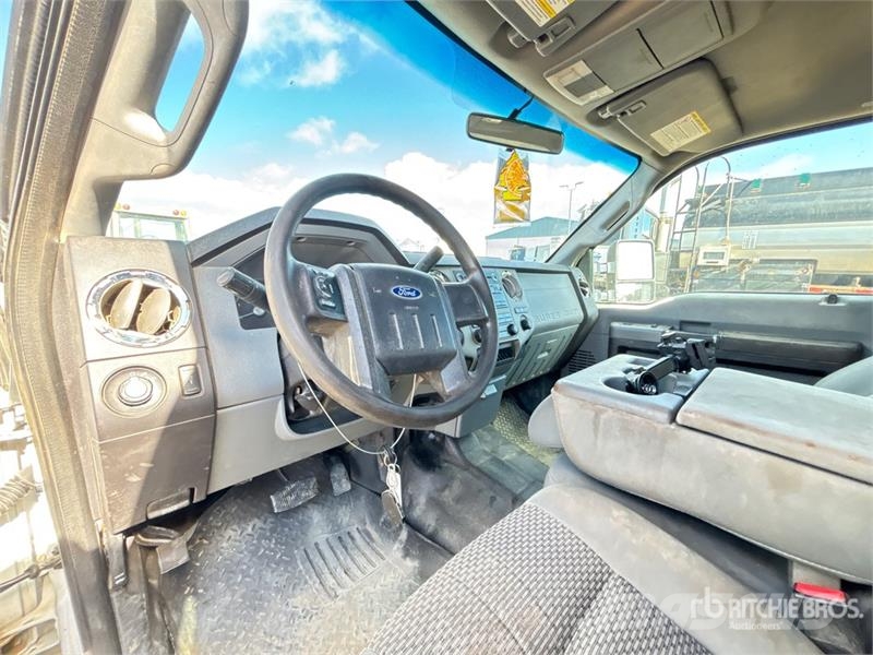 Ford F-350 XLT 4x4 Crew Cab Pickup Drugi
