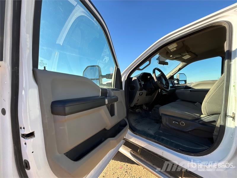 Ford F-350 XLT 4x4 Crew Cab Pickup Ostalo