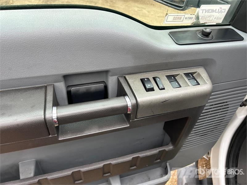Ford F-350 XLT 4x4 Crew Cab Pickup Ostalo