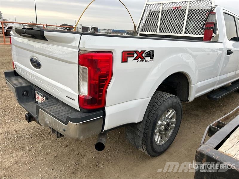 Ford F-350 XLT 4x4 Crew Cab Pickup Egyéb