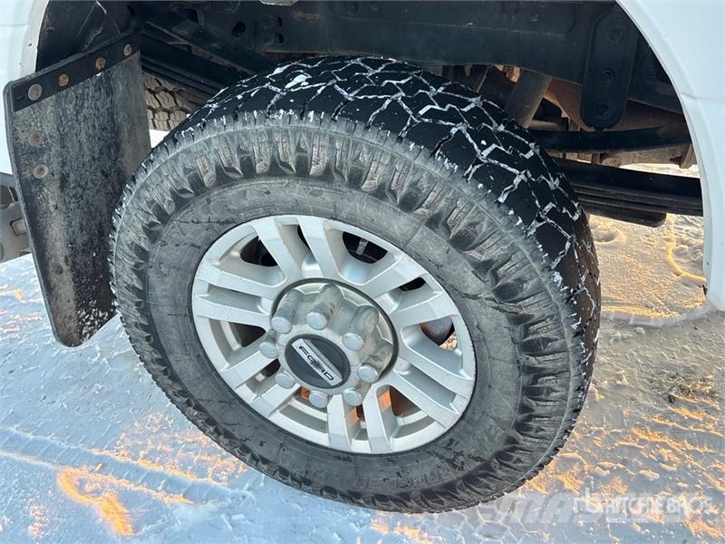 Ford F-350 XLT 4x4 Crew Cab Pickup Muu