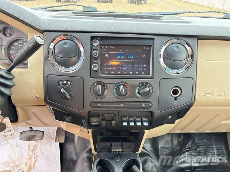 Ford F-350 XLT 4x4 Crew Cab Pickup Andre varebiler
