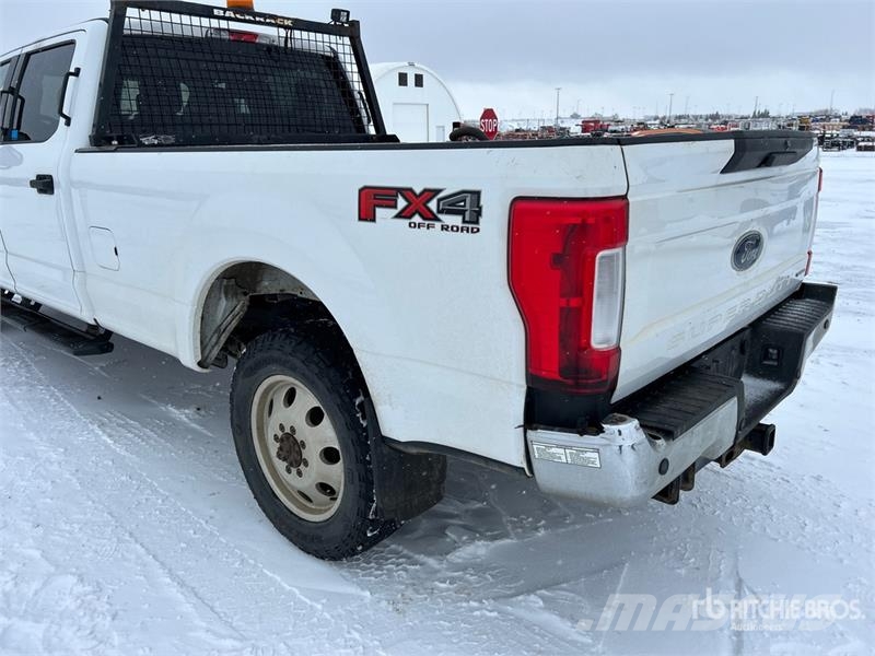 Ford F-350 XLT 4x4 Crew Cab Pickup Ostalo