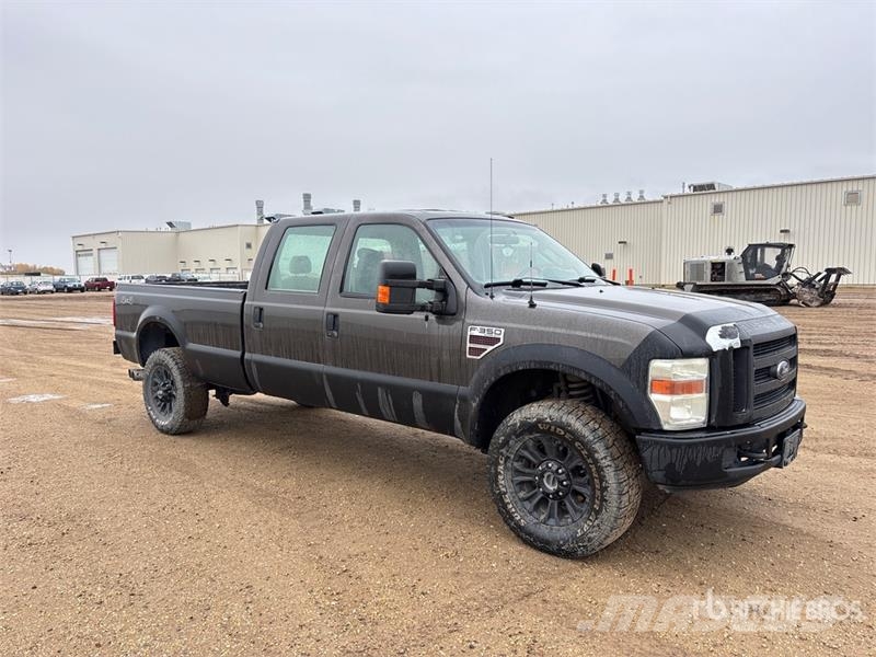 Ford F-350 XLT 4x4 Crew Cab Pickup Andre varebiler
