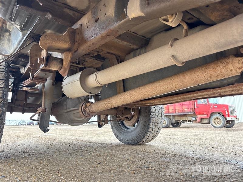 Ford F-350 XLT 4x4 Crew Cab Pickup Andre varebiler
