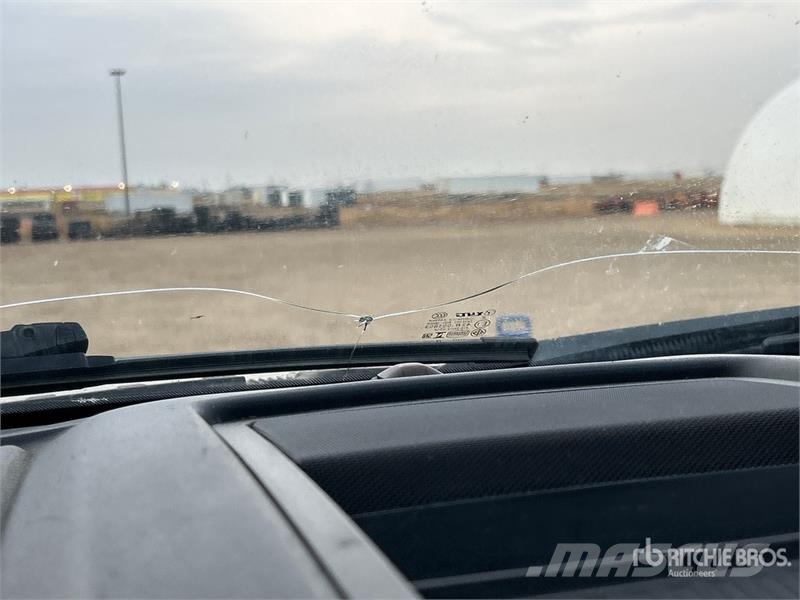 Ford F-350 XLT 4x4 Crew Cab Pickup Egyéb