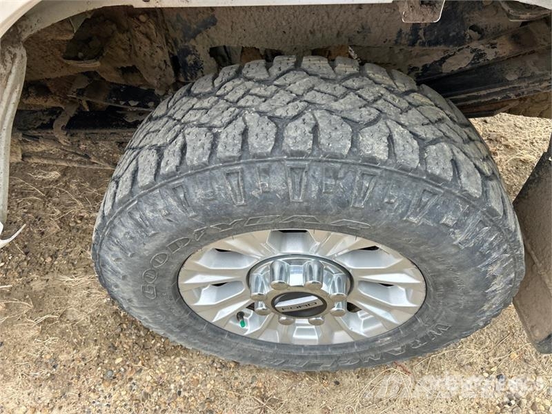 Ford F-350 XLT 4x4 Crew Cab Pickup أخرى