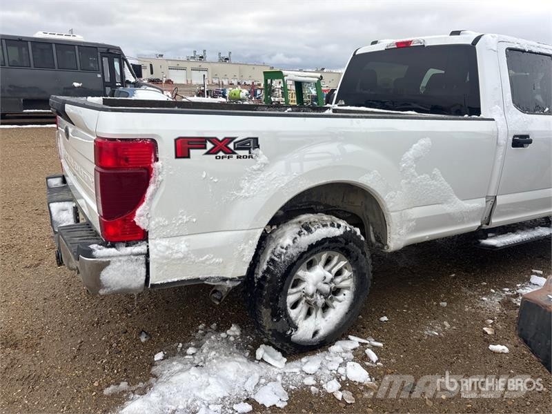 Ford F-350 XLT 4x4 Crew Cab Pickup (Inoperable) Muu