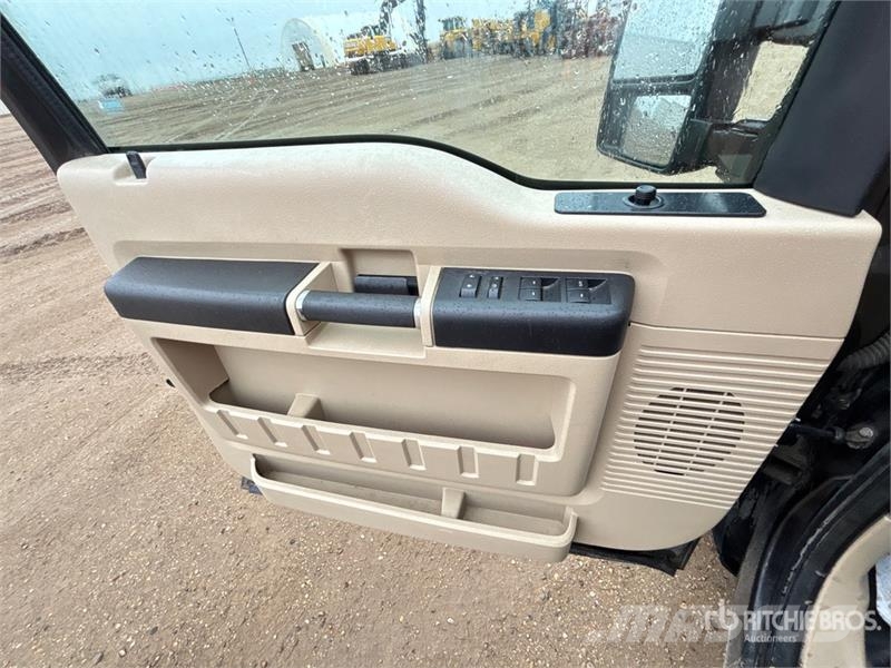 Ford F-350 XLT 4x4 Crew Cab Pickup Andre varebiler