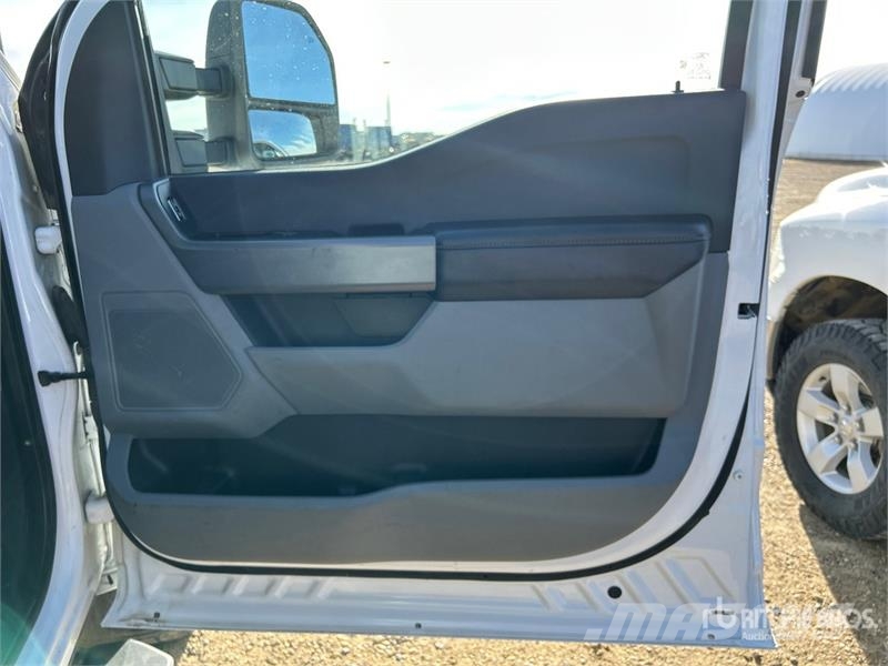 Ford F-350 XLT 4x4 Crew Cab Pickup أخرى