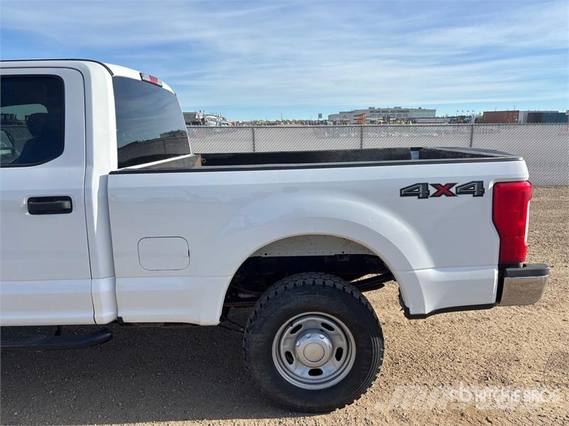 Ford F-350 XLT 4x4 Crew Cab Pickup Anders