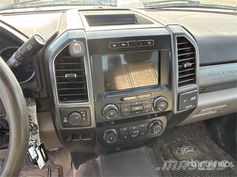 Ford F-350 XLT 4x4 Crew Cab Pickup Ostalo
