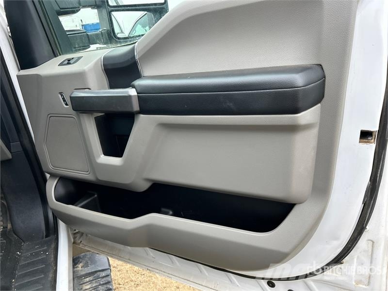 Ford F-350 XLT 4x4 Crew Cab Pickup أخرى