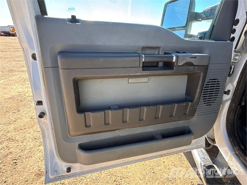 Ford F-350 XLT 4x4 Crew Cab Pickup Kita