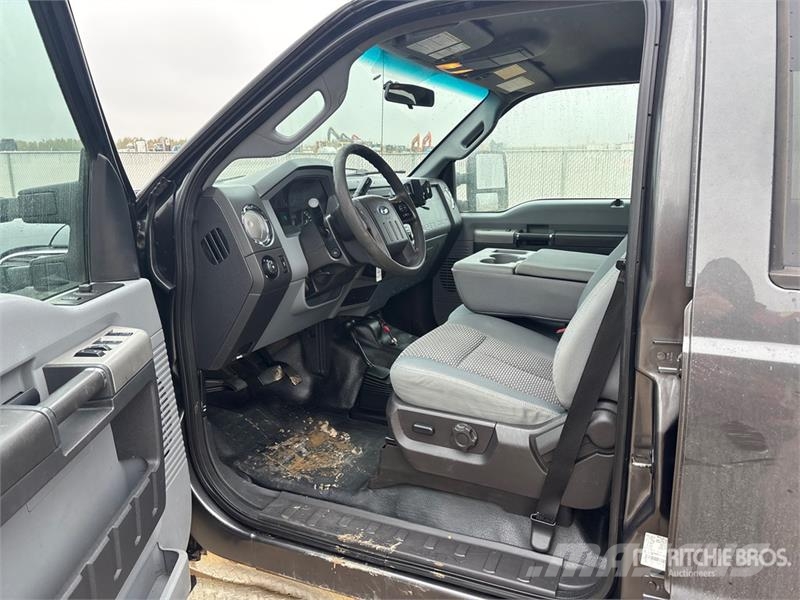 Ford F-350 XLT 4x4 Crew Cab Pickup Ostalo