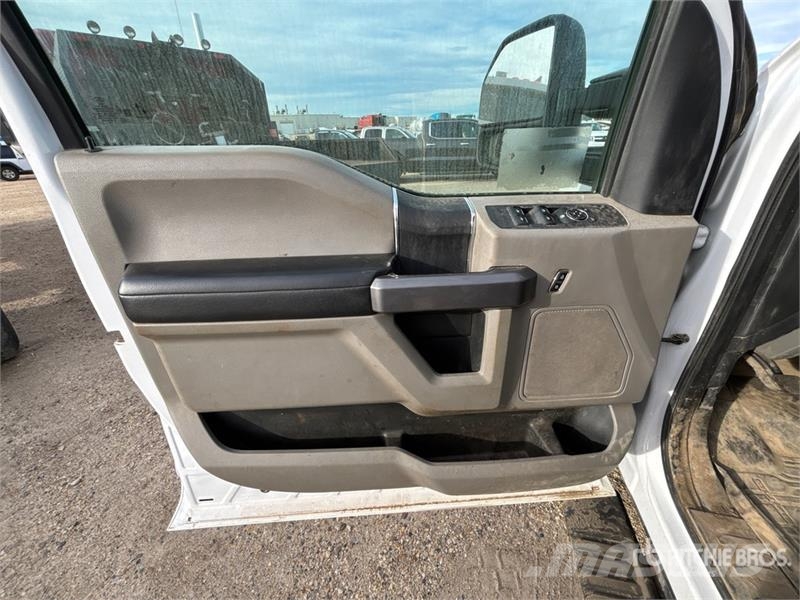 Ford F-350 XLT 4x4 Crew Cab Pickup (Inoperable) Övriga bilar