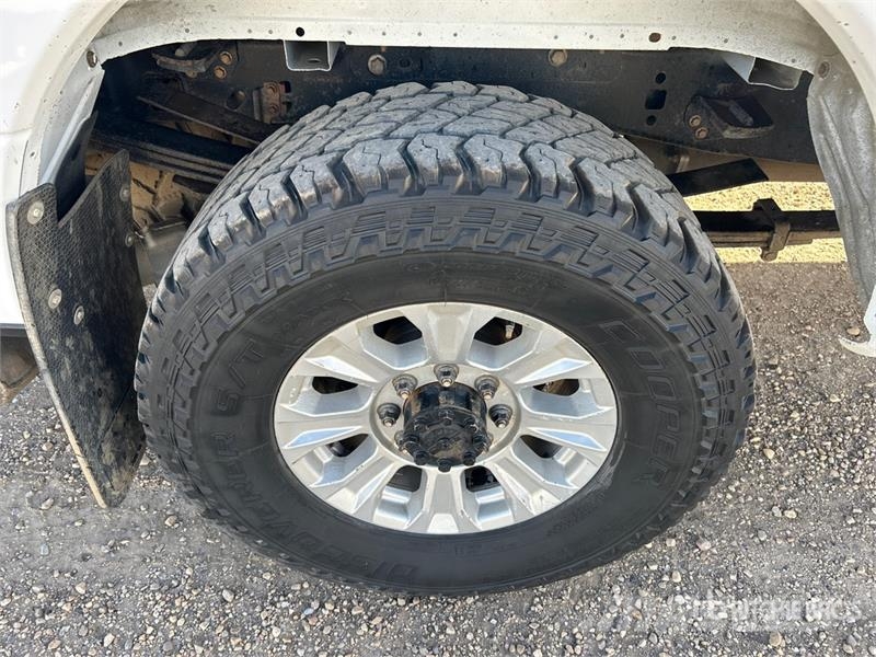 Ford F-350 XLT 4x4 Crew Cab Pickup Drugi