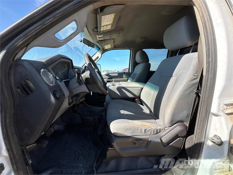 Ford F-350 XLT 4x4 Crew Cab Pickup Kita